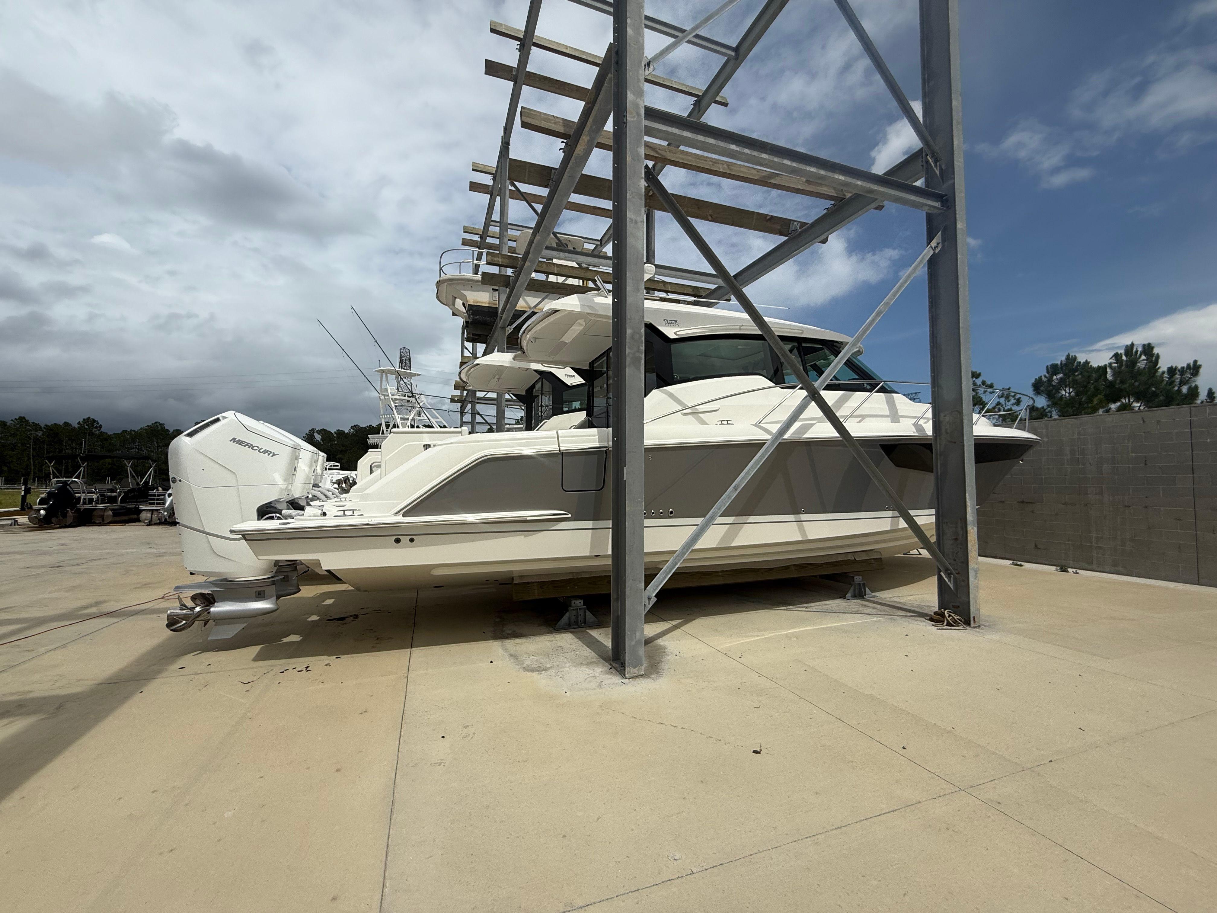 2025 Tiara Yachts 43 LE