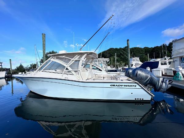 Grady-White 335 Freedom 2023 Grady-White 335 Freedom boat docked in a marina under a clear blue sky.