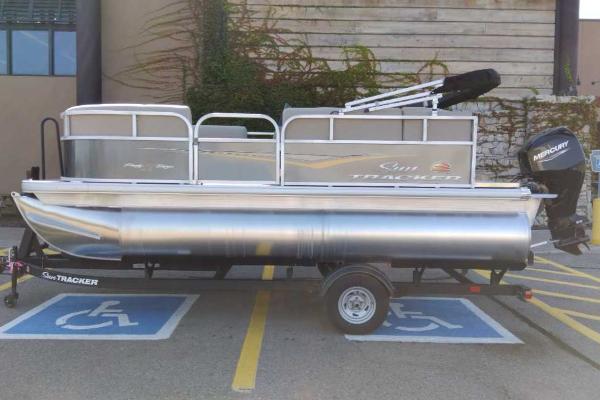 2025 Sun Tracker Party Barge 16 DLX