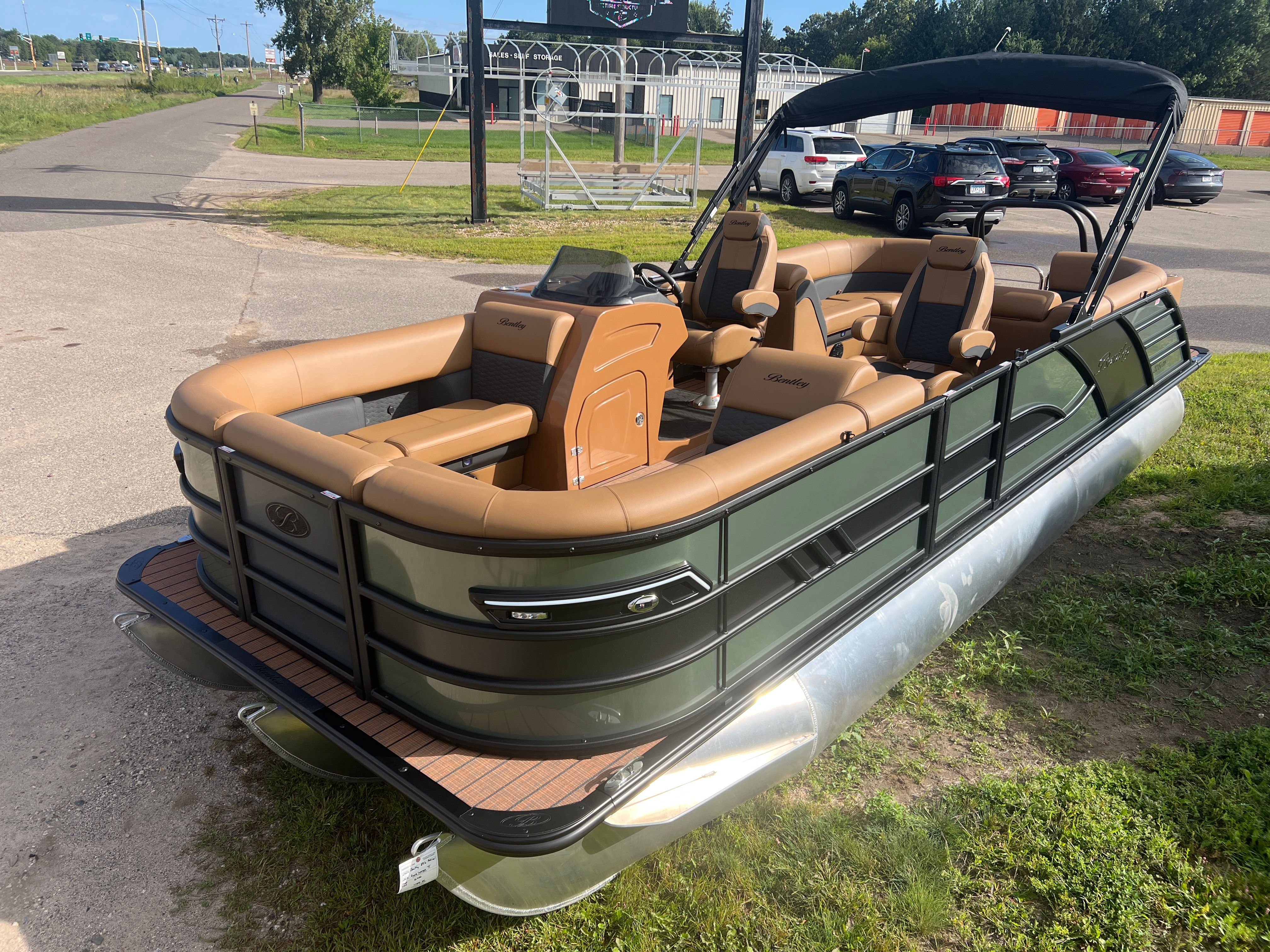 Bentley Pontoons Elite 223 Admiral Quad Lounge Tritoon