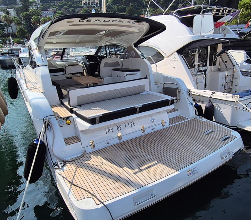 Jeanneau Leader 36 2022 Jeanneau Leader 36 yacht docked, featuring spacious deck and luxurious seating.