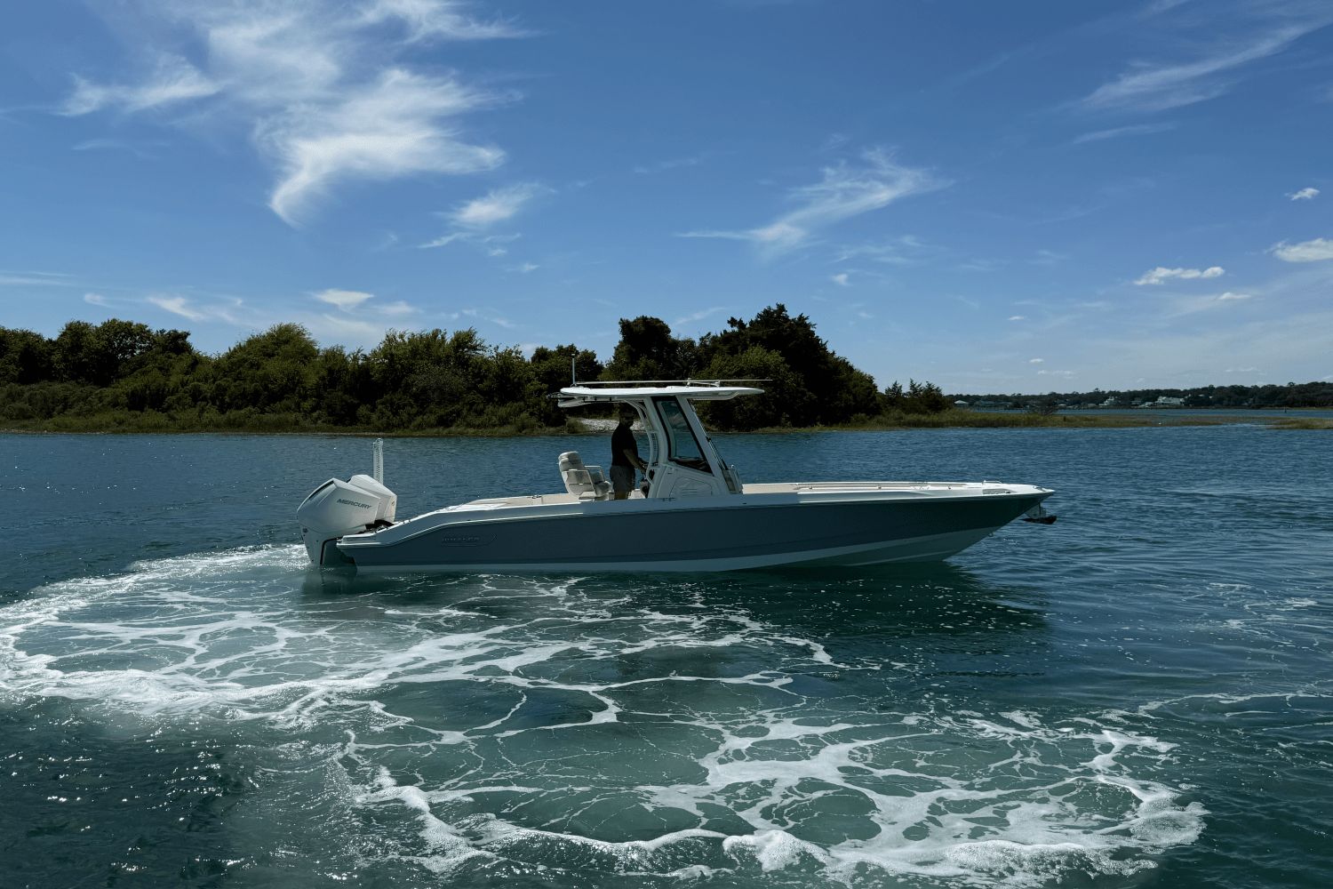Boston Whaler 280 Dauntless 2026 Boston Whaler 280 Dauntless boat cruising on a sunny day in calm waters.