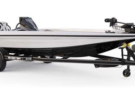 Skeeter ZXE21 2026 Skeeter ZXE21 boat on trailer, sleek design, white and black color scheme.