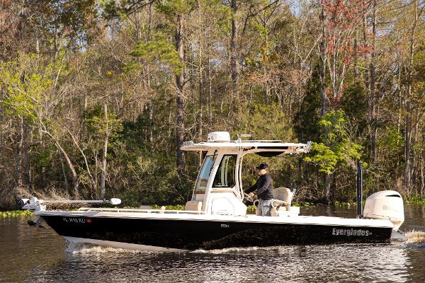 2017 Everglades 253 Center Console