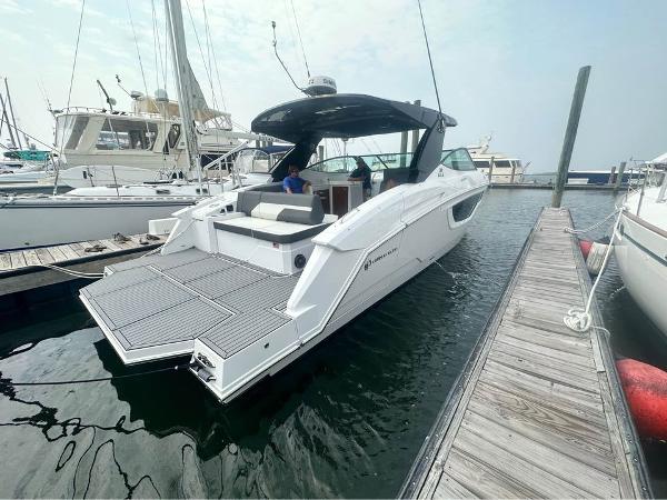 2021 Cruisers Yachts 38