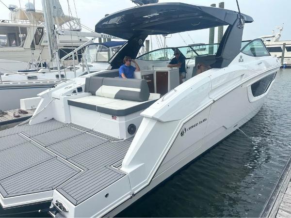 2021 Cruisers Yachts 38