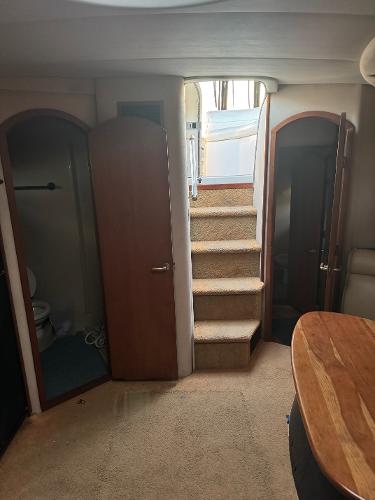 2000 Cruisers Yachts 3870 Express