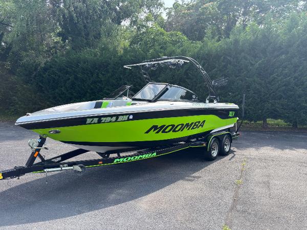Moomba Mobius XLV GG Edition 2006 Moomba Mobius XLV GG Edition boat on trailer, vibrant green and black design.