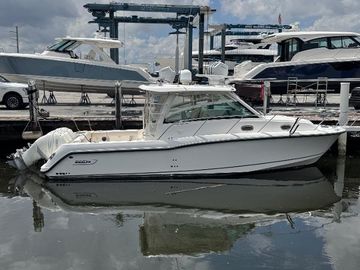 2015 Boston Whaler 345 Conquest