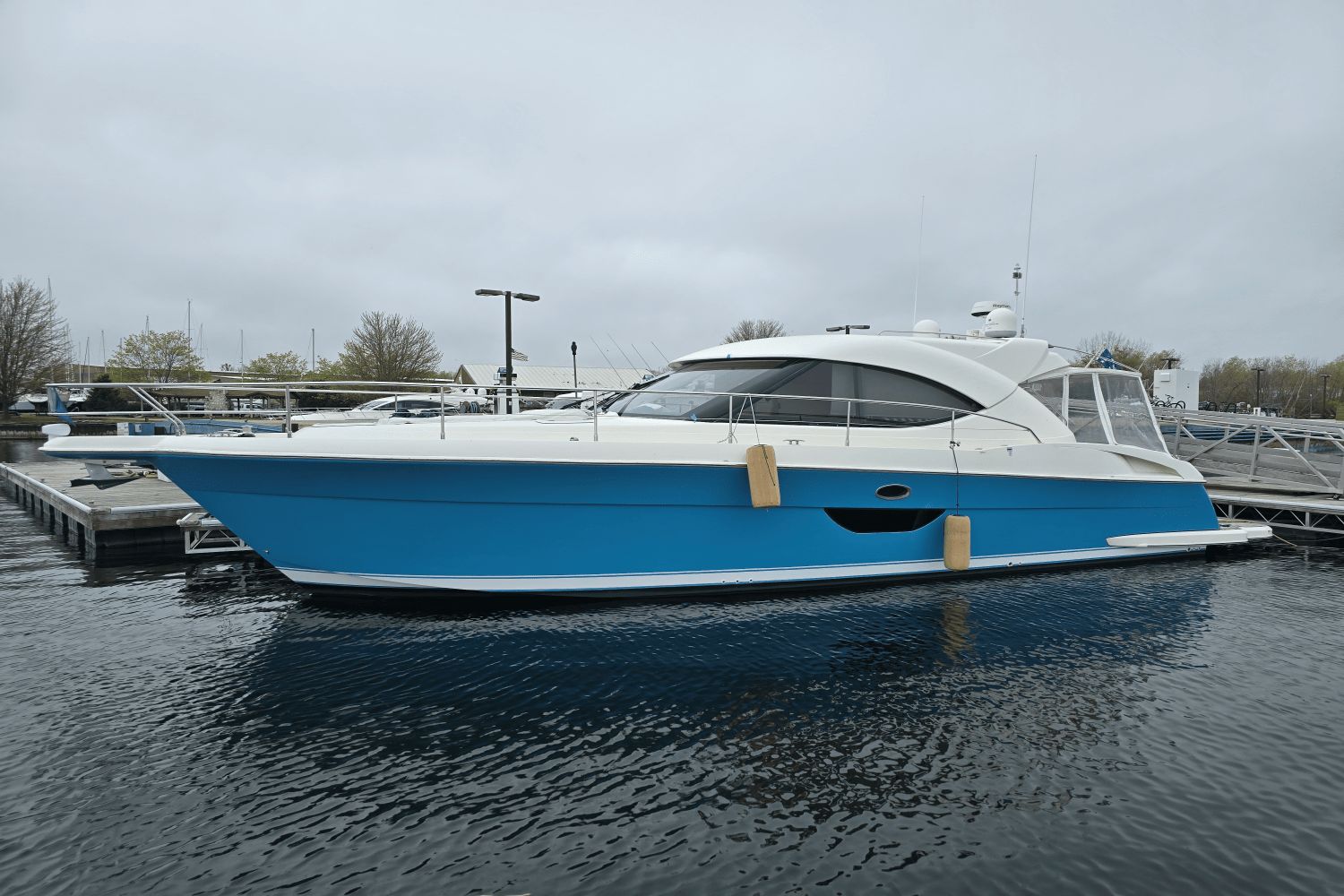 2009 Riviera 4400 Sport Yacht