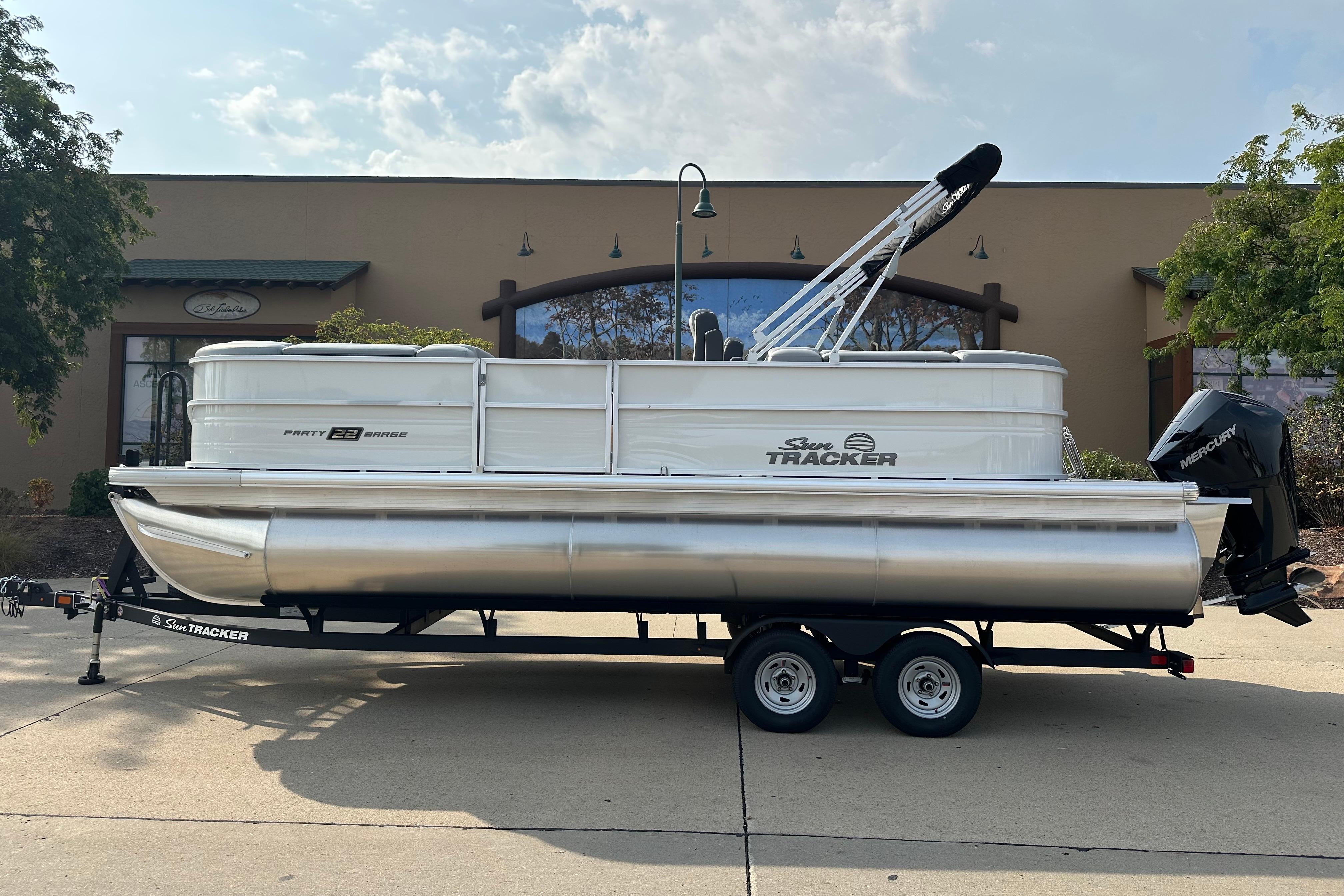 2026 Sun Tracker Party Barge 22 XP3