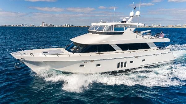 Ocean Alexander 85E Luxury Ocean Alexander 85E yacht cruising on open water, 2011 model.