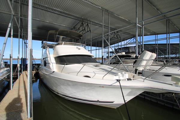 Silverton 392 Motor Yacht 2000 Silverton 392 Motor Yacht docked in a covered marina.
