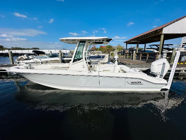 Boston Whaler 280 Dauntless 2023 Boston Whaler 280 Dauntless boat docked at marina.