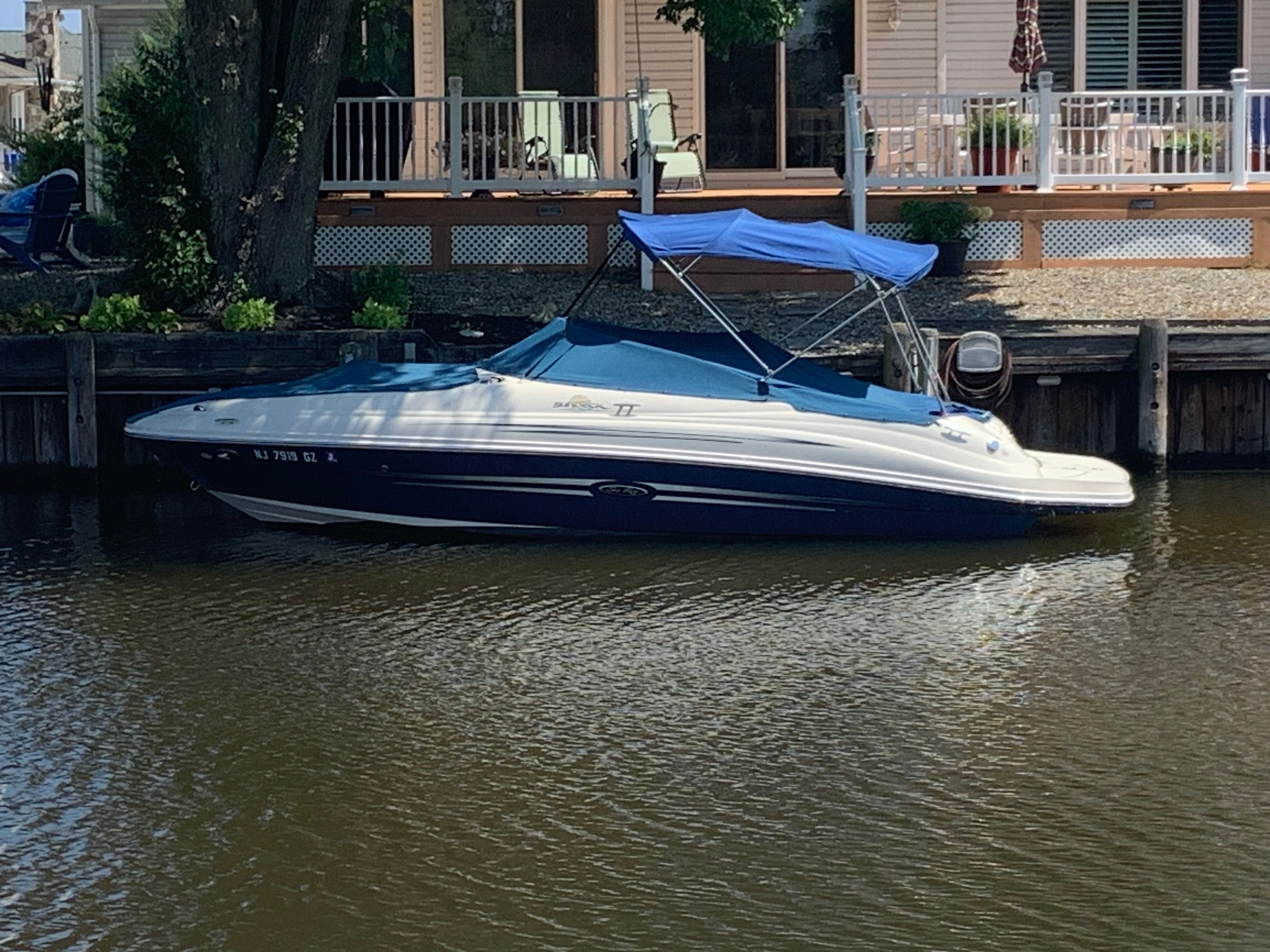 Sea Ray 220 Sundeck 2007 Sea Ray 220 Sundeck boat docked by a waterfront home.
