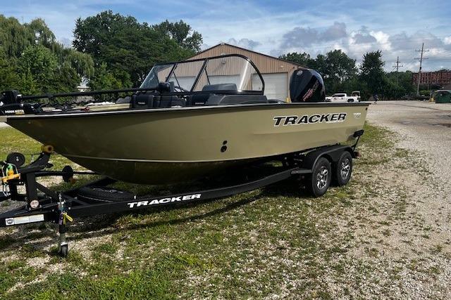 Tracker Targa V-18 WT 2026 Tracker Targa V-18 WT boat on trailer, parked outdoors.