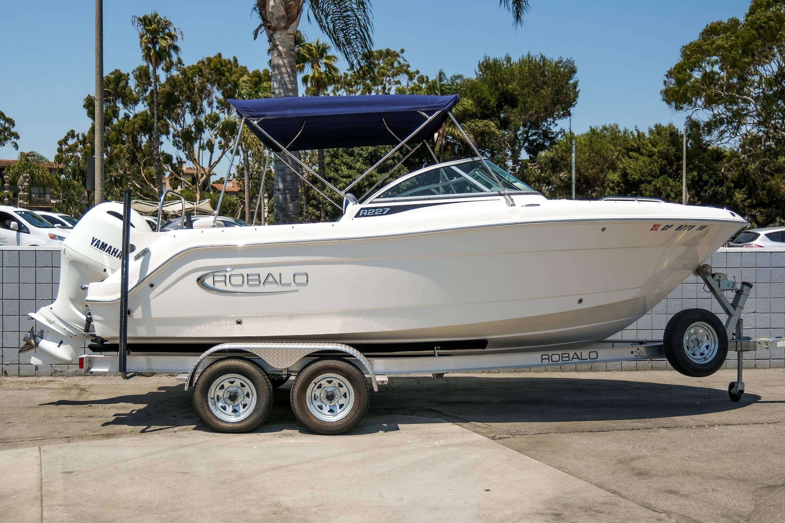 2021 Robalo R227 Dual Console