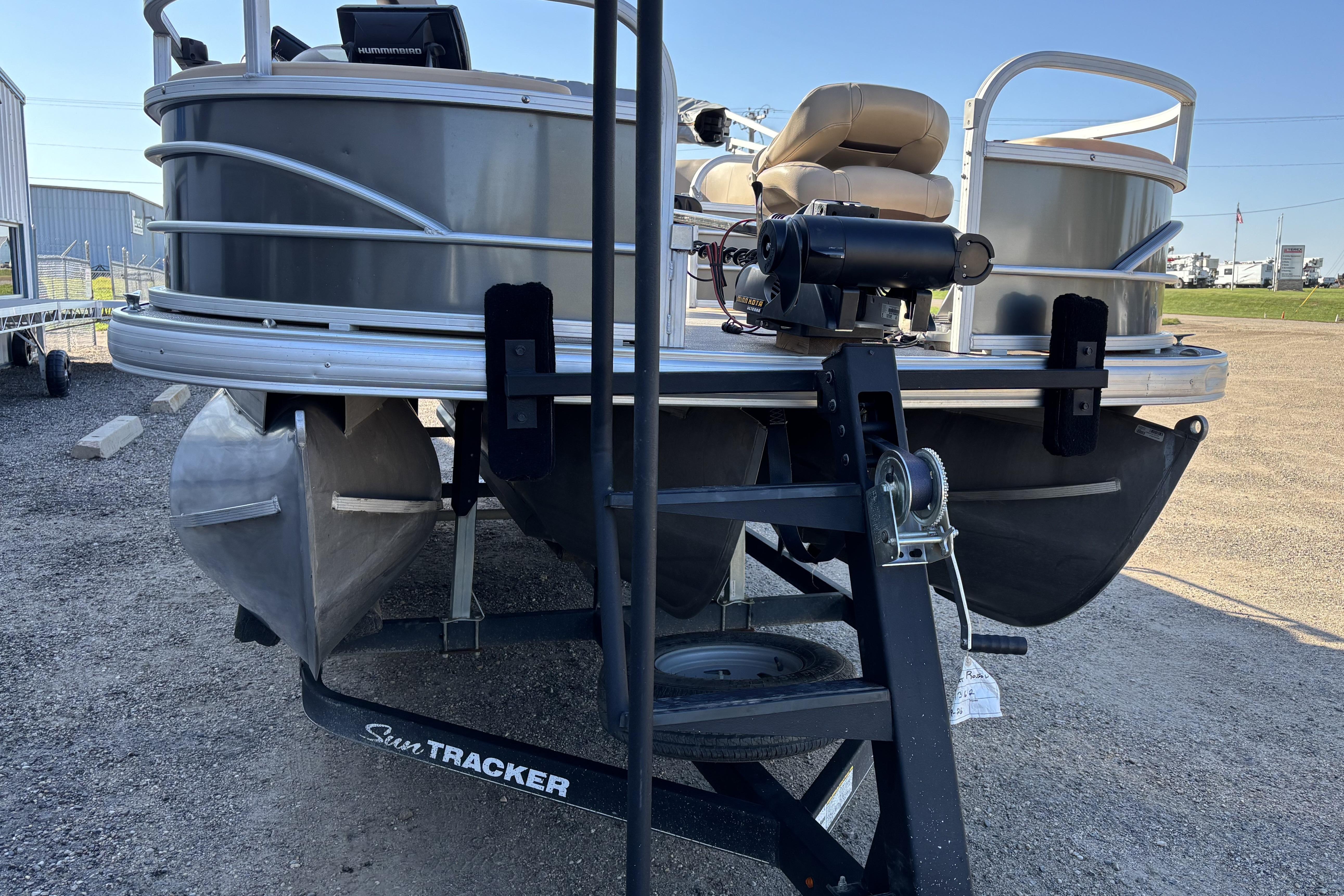 2017 Sun Tracker Fishin' Barge 22 XP3