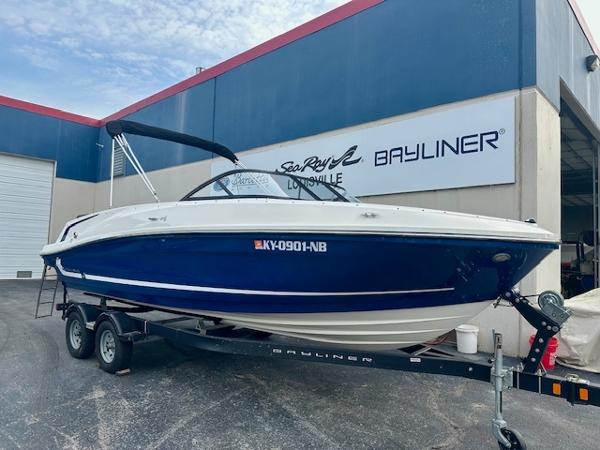 Bayliner VR6 Bowrider I/O 2018 Bayliner VR6 Bowrider I/O on trailer outside dealership.