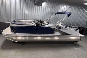 Avalon LSZ 2385 VRB 2026 Avalon LSZ 2385 VRB pontoon boat in showroom, featuring sleek design and modern amenities.