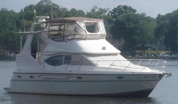 Maxum 4100 SCA Starboard Bow
