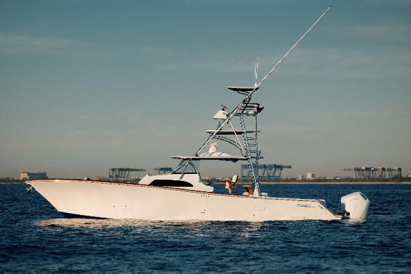 Front Runner 47 Center Console 2026 Front Runner 47 Center Console boat on open water.
