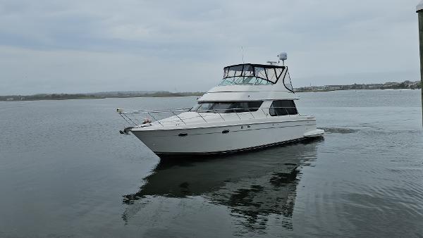 Carver 450 Voyager Pilothouse 2000 Carver 450 Voyager Pilothouse yacht cruising on calm waters.