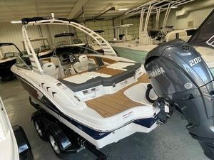 Chaparral 21 SSi OB 2025 Chaparral 21 SSi OB boat with Yamaha 200 engine in showroom.