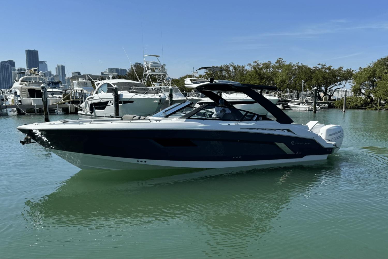 2019 Cruisers Yachts 338 GLS OB