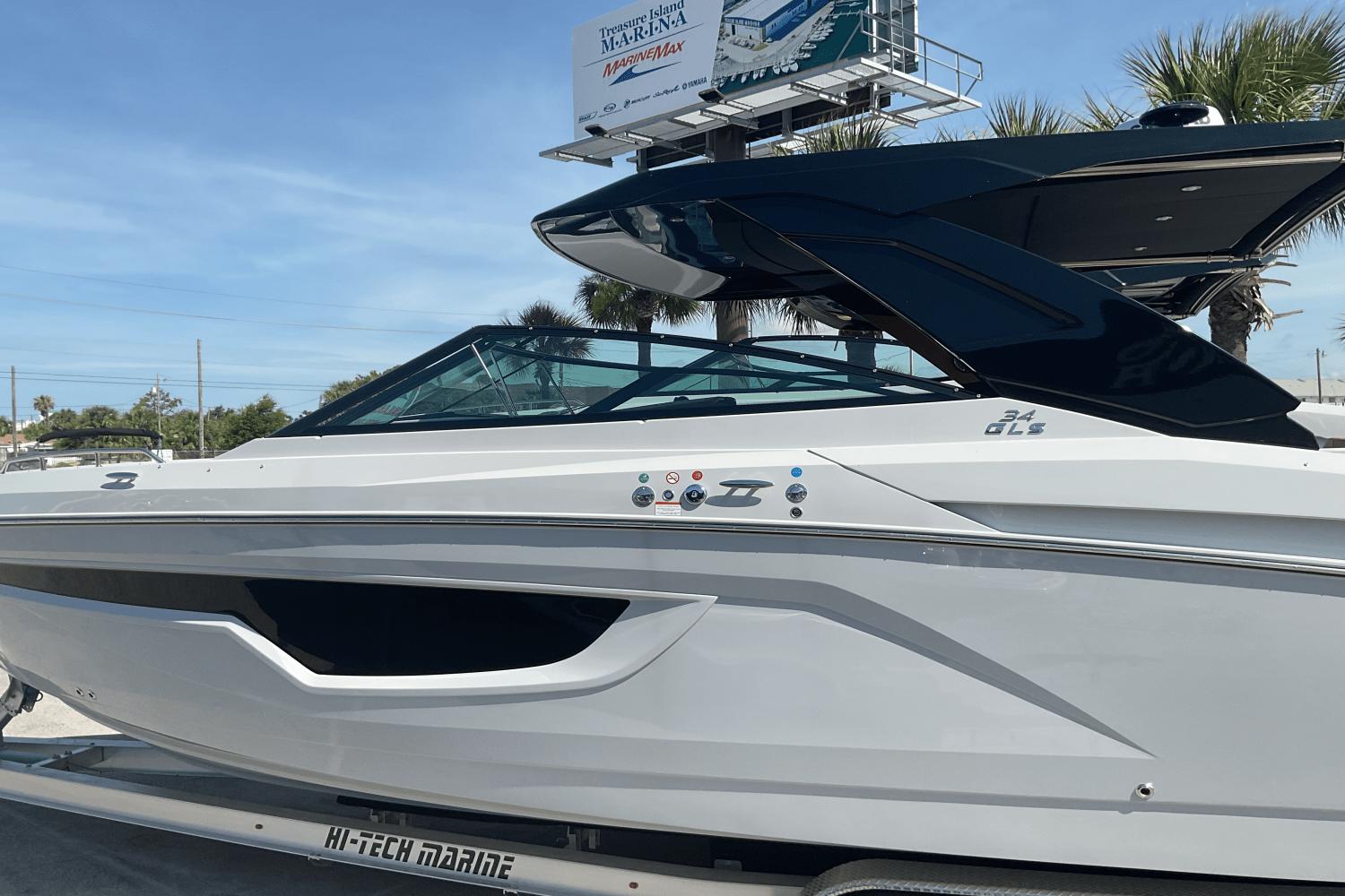2025 Cruisers Yachts 34 GLS Outboard