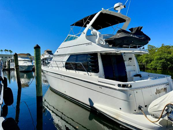 Carver 450 Pilothouse 1999 Carver 450 Pilothouse yacht docked in a marina.
