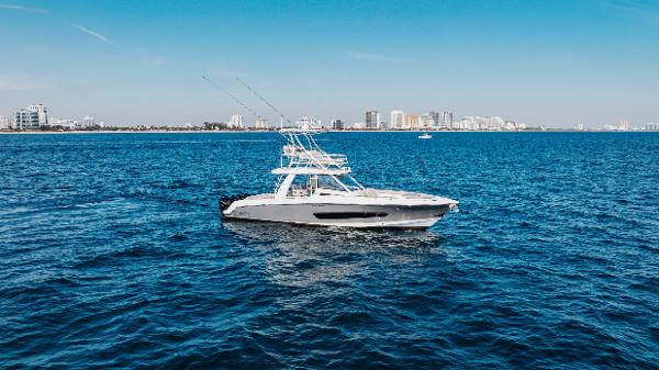 2017 Boston Whaler 420 Outrage