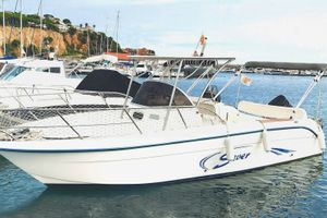 Saver 720 wa 2007 Saver 720 WA boat docked in a marina, featuring sleek design and spacious deck.