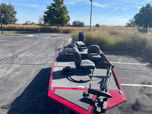 Tracker Bass Tracker Classic XL 2025 Tracker Bass Tracker Classic XL boat in parking lot, sunny day.