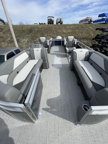 Avalon VENTURE 85 QL 2024 Avalon VENTURE 85 QL pontoon boat with spacious seating and modern design.