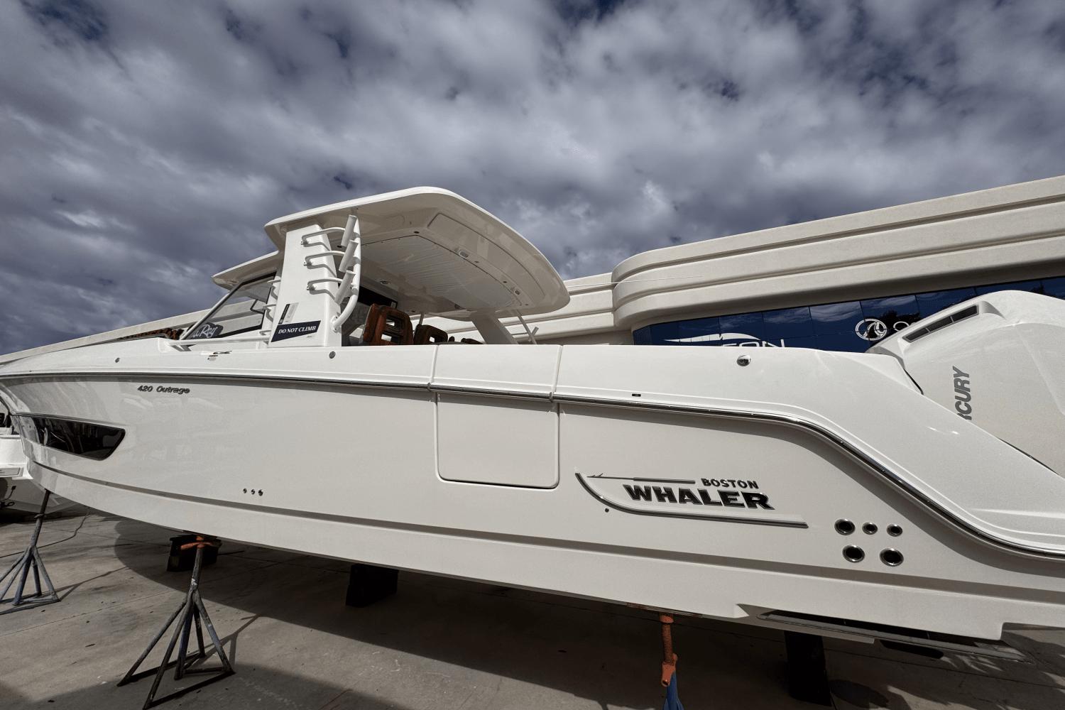 2025 Boston Whaler 420 Outrage