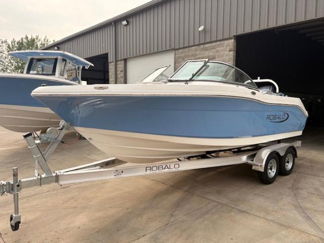 2025 Robalo R207 Dual Console