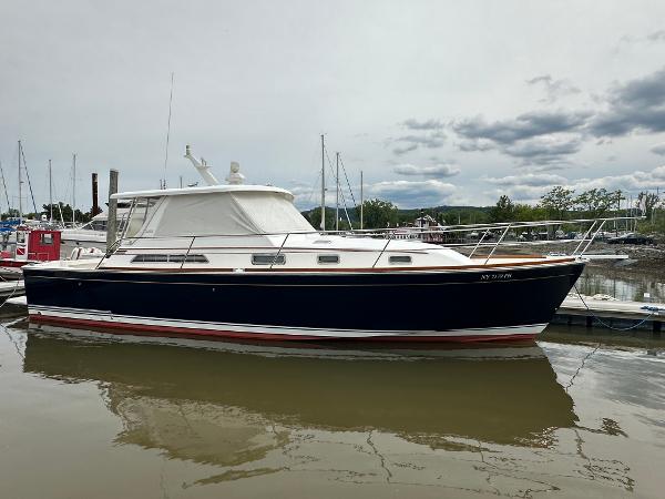 Sabre 38 Hardtop Express 2005 Sabre 38 Hardtop Express yacht docked at marina, side view.