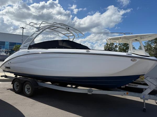 Yamaha Boats 252SE 2023 Yamaha Boats 252SE on trailer under blue sky.