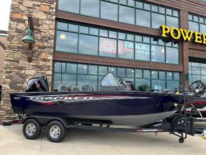 Tracker Targa V-19 WT 2024 Tracker Targa V-19 WT boat displayed outside a store.