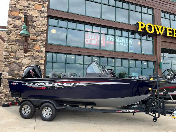 Tracker Targa V-19 WT 2024 Tracker Targa V-19 WT boat displayed outside a store.