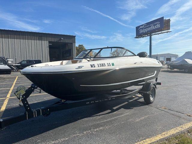 Bayliner VR4 Bowrider I/O Image 1