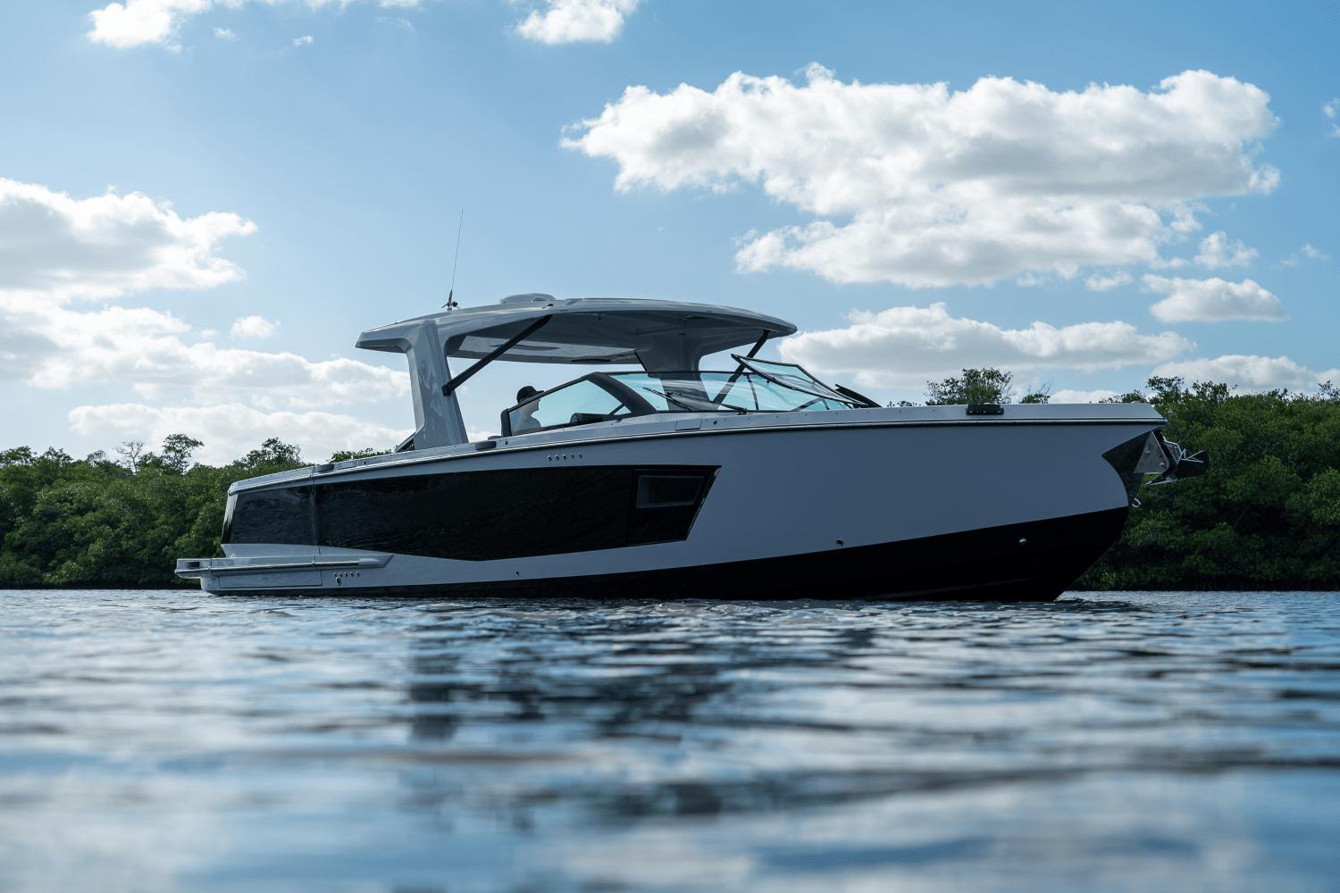 2022 Aviara AV40 Outboard