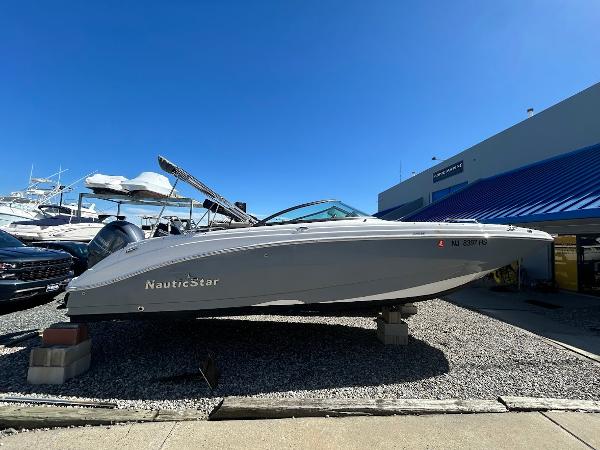 2022 NauticStar 243DC Sport Deck