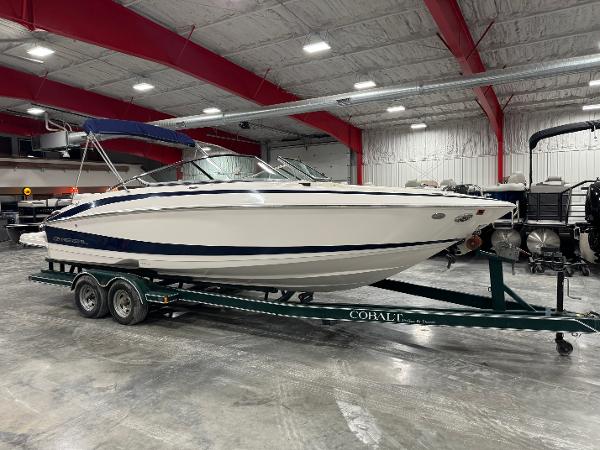 Regal 2500 LSR 2011 Regal 2500 LSR boat on trailer in indoor showroom.