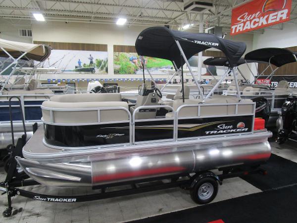 2025 Sun Tracker Party Barge 16 DLX