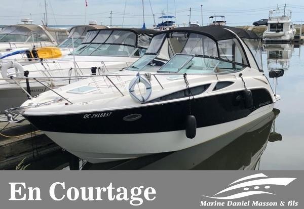 Bayliner 315 SB 2011 Bayliner 315 SB boat docked, available for brokerage at Marine Daniel Masson & Fils.