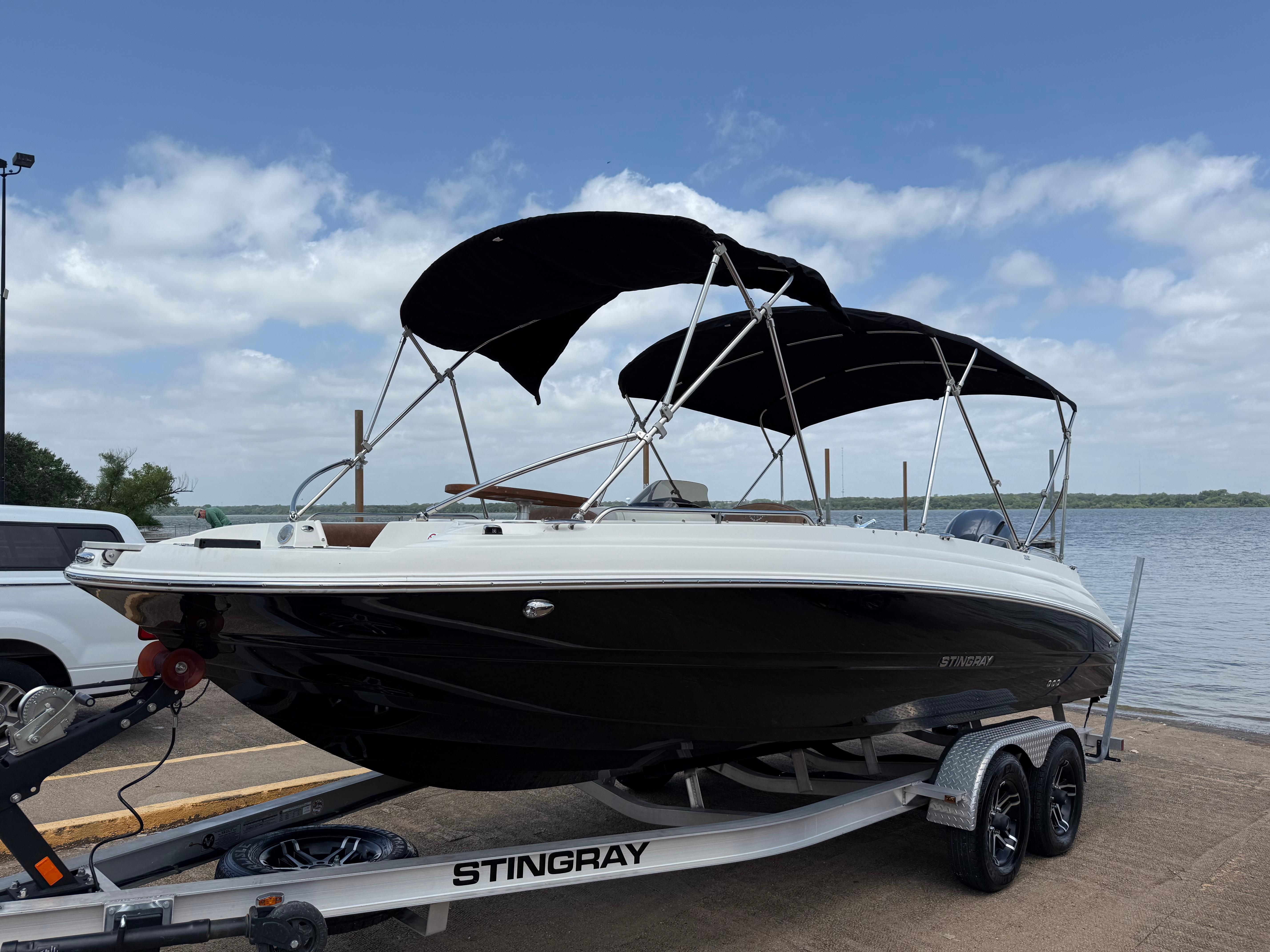 2022 Stingray 212 SC