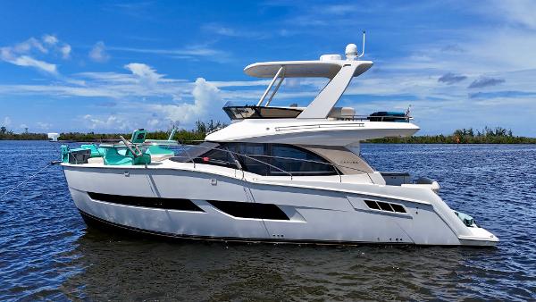 Carver C40 2017 Carver - Exterior profile on the water