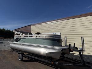Avalon VLS 21 Quad Lounger 2026 Avalon VLS 21 Quad Lounger pontoon boat on trailer, parked outdoors.